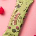 "Peace of Mind" kanapių proteino batonėliai su avietėmis ir mača, jogurtiniame glaiste 'H Drop' (45g)