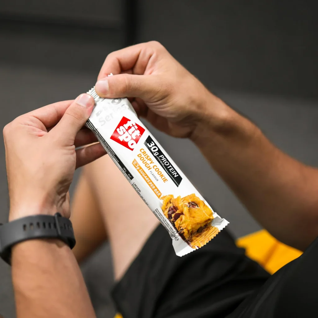 FitSpo Pro Protein Bar – Crispy Cookie Dough baltyminis batonėlis | FitSpo (85 g) - Moksliškai pagrįstas veiksmingumas FitSpo Pro Protein Bar – Crispy Cookie Dough baltyminis batonėlis | FitSpo (85 g) - produkto nuotrauka 3, FUNKCINIS MAISTAS ir Proteino Batonėliai ir Užkandžiai.