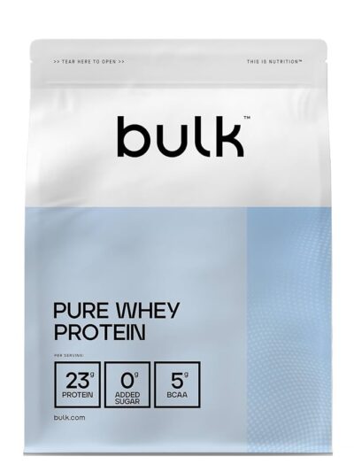 Bulk Pure Whey Protein – aukštos kokybės išrūgų baltymas, suteikiantis iki 23 g apdovanojimus pelniusių baltymų kiekvienoje porcijoje, su mažu cukraus ir riebalų kiekiu. Padeda raumenų augimui, atsistatymui po treniruočių ir kasdieniam baltymų poreikiui.