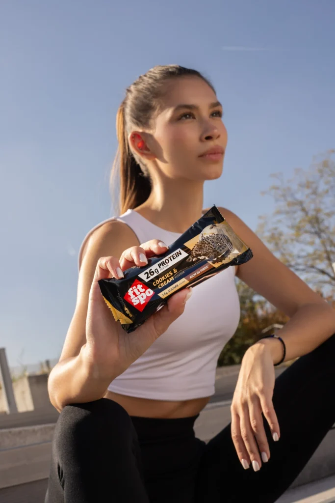 Protein Bar Maxx Cookies & Cream – baltyminis batonėlis | FitSpo (75g) - produkto nuotrauka 3, FUNKCINIS MAISTAS ir Proteino Batonėliai ir Užkandžiai.