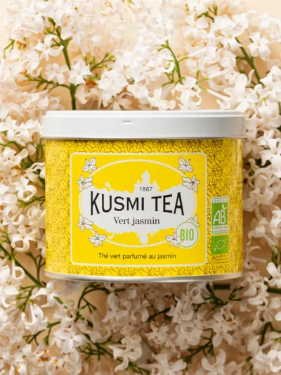 Atraskite elegantišką „Kusmi Tea Jasmine Green Tea“. Ekologiška žalioji arbata, natūraliai aromatizuota šviežiais jazminų žiedais. Gaivus, gėliškas ir raminantis skonis.
