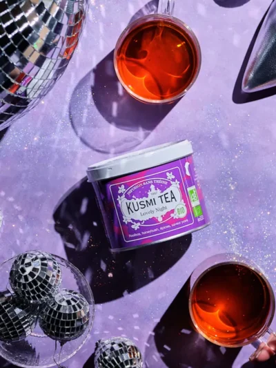 Kusmi Tea Lovely Night skardinė, naktinio dangaus spalvos pakuotė, ekologiška žolelių arbata be kofeino.
