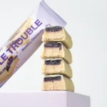Double Trouble Protein Bar Blueberry Cheesecake – Traškus šilauogių pyrago skonio baltyminis batonėlis | Vilgain | 55 g