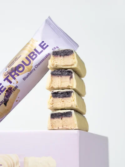 Vilgain Double Trouble Protein Bar Blueberry Cheesecake baltyminis šilauogių sūrio pyrago skonio batonėlis aktyviam kasdieniam užkandžiui.