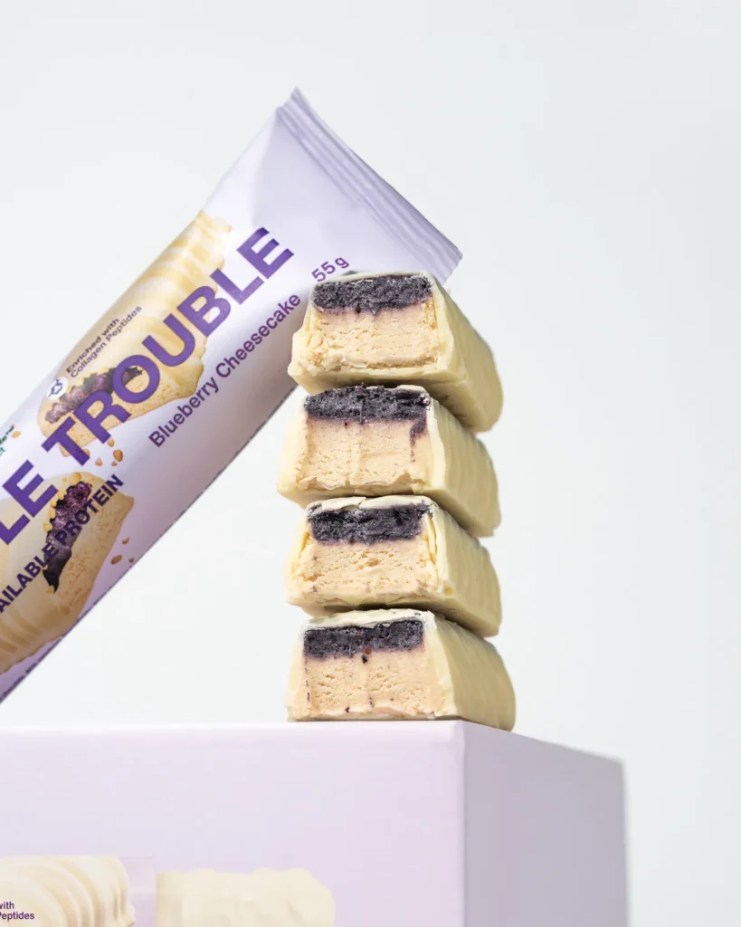 Double Trouble Protein Bar Blueberry Cheesecake – Traškus šilauogių pyrago skonio baltyminis batonėlis | Vilgain | 55 g - Moksliškai pagrįstas veiksmingumas Double Trouble Protein Bar Blueberry Cheesecake – Traškus šilauogių pyrago skonio baltyminis batonėlis | Vilgain | 55 g | Klinikinio lygio ilgaamžiškumo protokolas, FUNKCINIS MAISTAS ir Proteino Batonėliai ir Užkandžiai papildas.