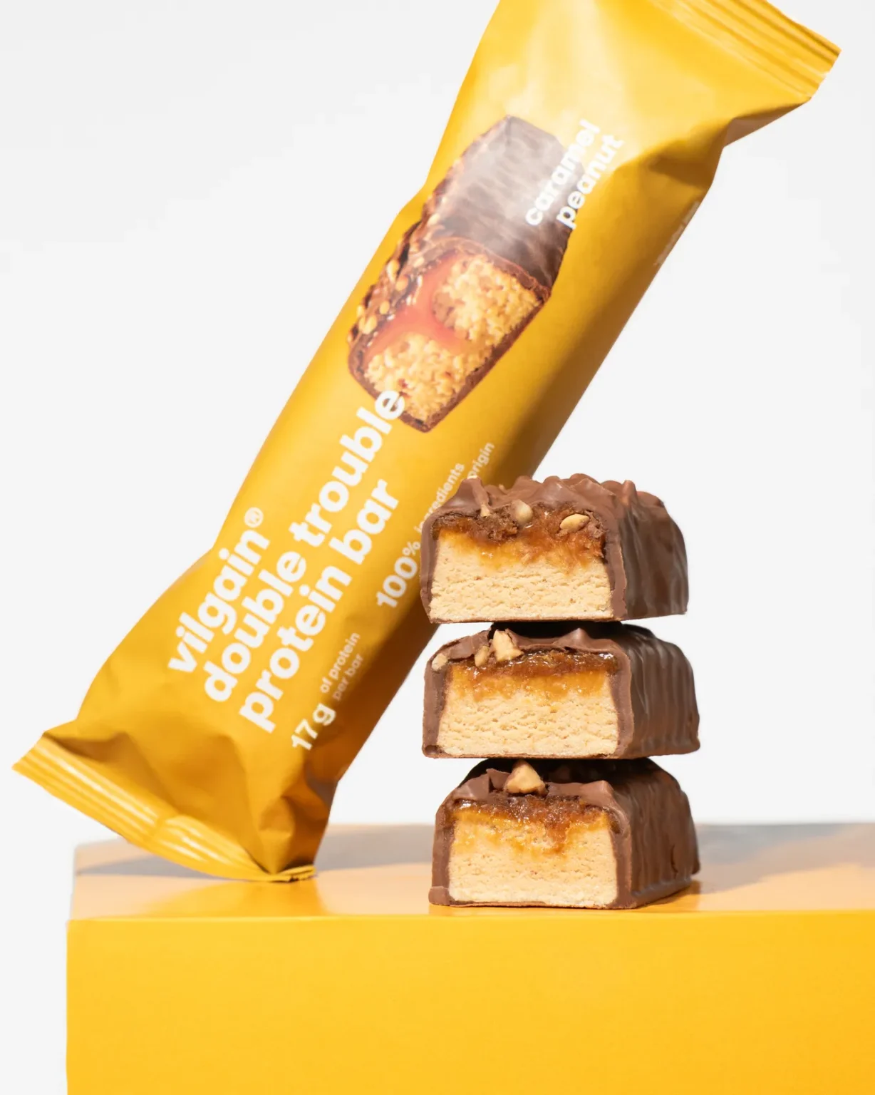 Vilgain Double Trouble Protein Bar Salted Caramel Peanut baltyminis sūdytos karamelės batonėlis su žemės riešutais.
