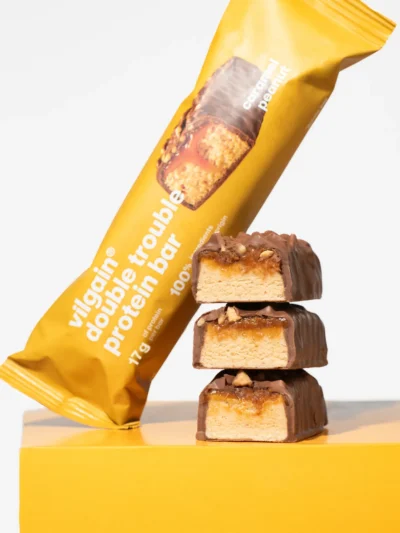Vilgain Double Trouble Protein Bar Salted Caramel Peanut baltyminis sūdytos karamelės batonėlis su žemės riešutais.