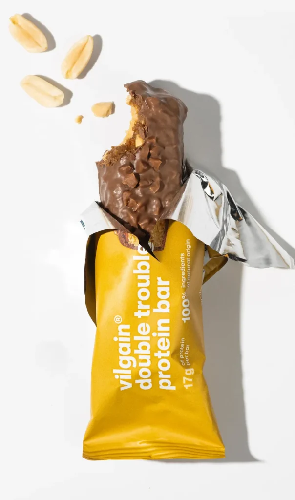 Double Trouble Protein Bar Salted Caramel Peanut – Traškus sūdytos karamelės ir žemės riešutų skonio baltyminis batonėlis | Vilgain | 55 g - Moksliškai pagrįstas veiksmingumas Double Trouble Protein Bar Salted Caramel Peanut – Traškus sūdytos karamelės ir žemės riešutų skonio baltyminis batonėlis | Vilgain | 55 g - produkto nuotrauka 1, FUNKCINIS MAISTAS ir Proteino Batonėliai ir Užkandžiai.