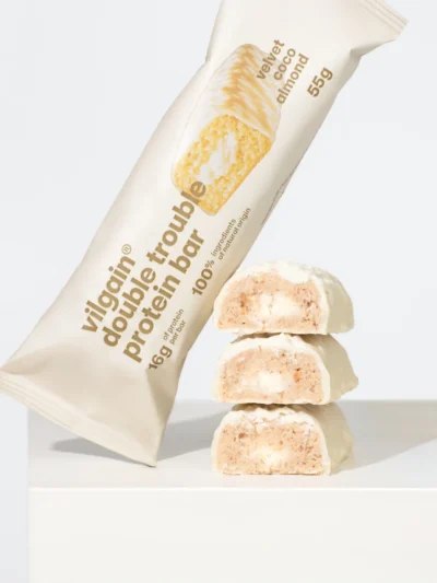 Vilgain Double Trouble Protein Bar Velvet Coco Almond baltyminis batonėlis su kokosais ir migdolais mitybos paįvairinimui.