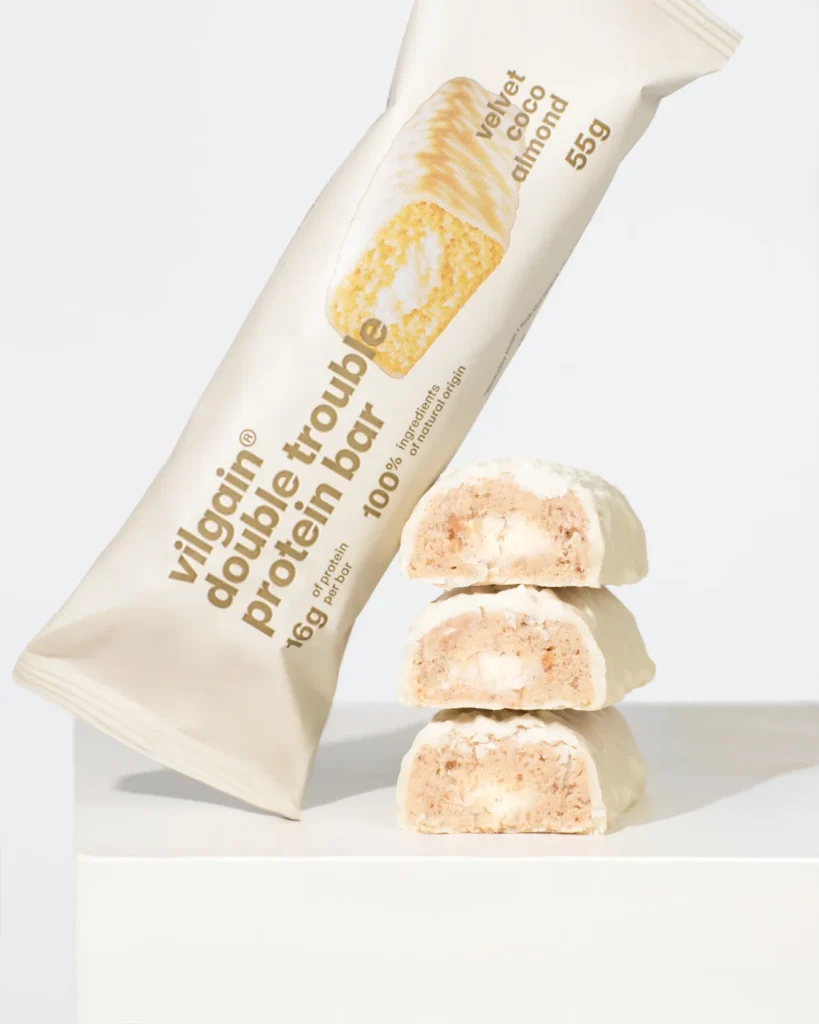 Double Trouble Protein Bar Velvet Coco Almond – Švelnus kokosų ir migdolų skonio baltyminis batonėlis | Vilgain | 55 g | Klinikinio lygio ilgaamžiškumo protokolas, FUNKCINIS MAISTAS ir Proteino Batonėliai ir Užkandžiai papildas.