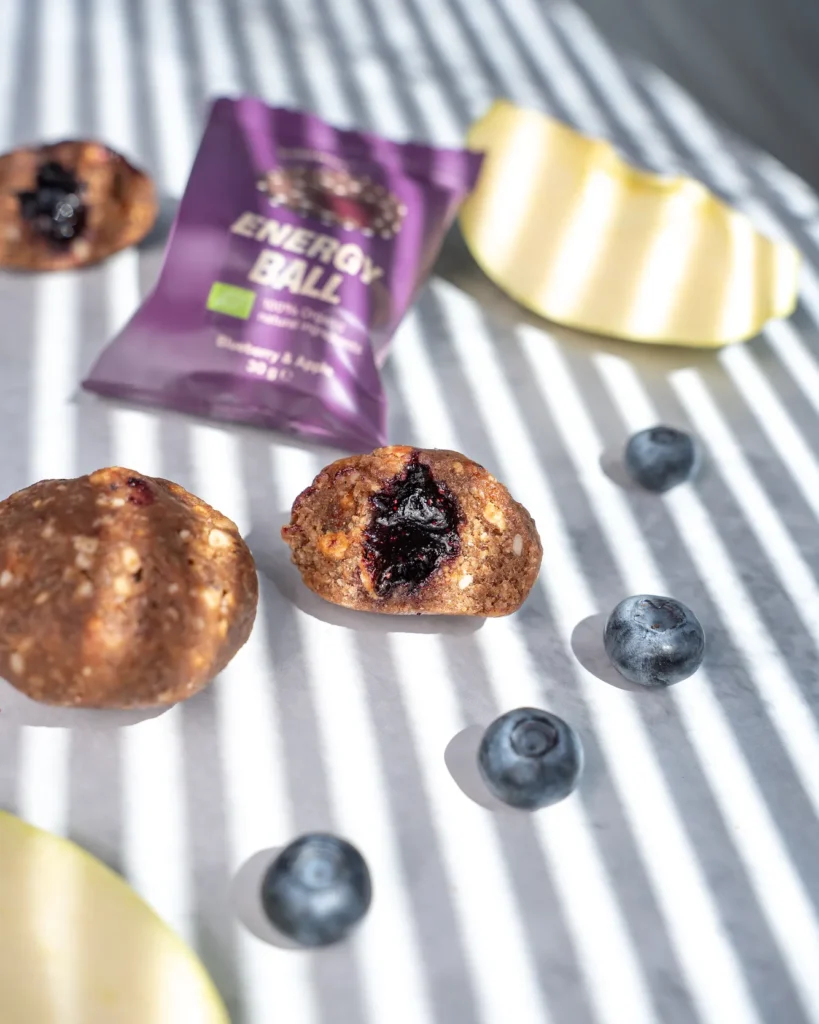 Energy Ball Blueberry & Apple – eko užkandis su šilauogėmis ir obuoliais | Vilgain (30 g) - produkto nuotrauka 2, FUNKCINIS MAISTAS ir Proteino Batonėliai ir Užkandžiai.