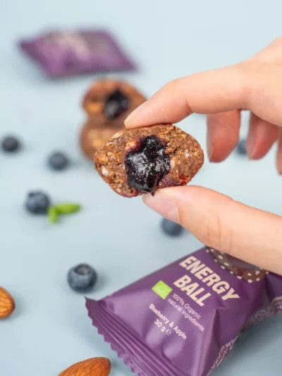 Vilgain Organic Energy Ball su šilauogėmis ir obuoliais, ekologiškas ir sveikas energinis rutuliukas užkandžiui.