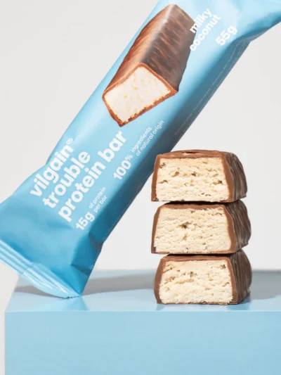 Vilgain Trouble Protein Bar Milky Coconut švelnus kokosinis baltyminis batonėlis su pienišku šokoladu