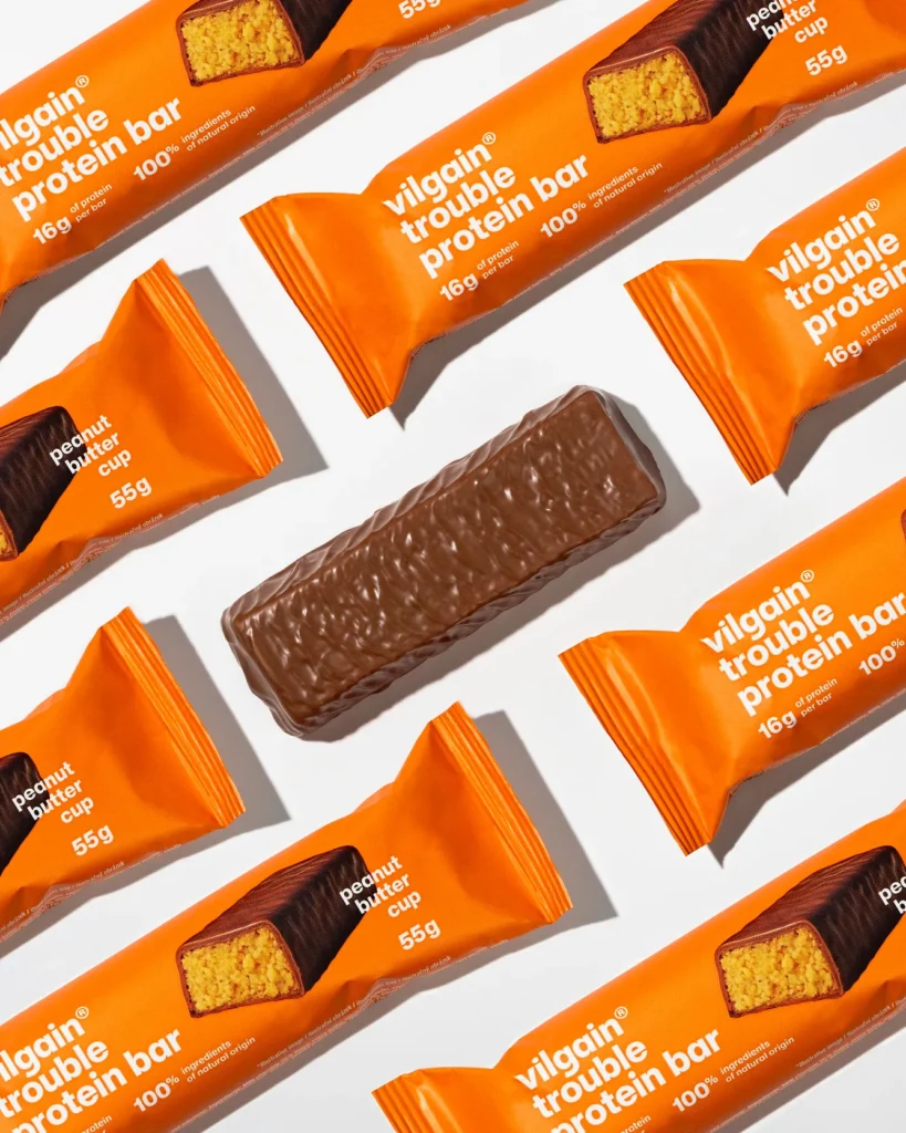 Trouble Protein Bar Peanut Butter Cups – Baltyminis batonėlis su žemės riešutų sviestu | Vilgain | 55 g - Moksliškai pagrįstas veiksmingumas Trouble Protein Bar Peanut Butter Cups – Baltyminis batonėlis su žemės riešutų sviestu | Vilgain | 55 g - produkto nuotrauka 1, FUNKCINIS MAISTAS ir Proteino Batonėliai ir Užkandžiai.