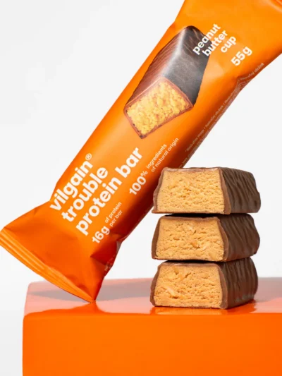 Vilgain Trouble Protein Bar Peanut Butter Cups baltyminis batonėlis su žemės riešutų sviestu mitybos praturtinimui.