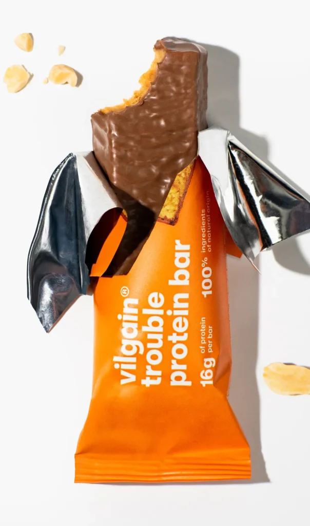 Trouble Protein Bar Peanut Butter Cups – Baltyminis batonėlis su žemės riešutų sviestu | Vilgain | 55 g - Moksliškai pagrįstas veiksmingumas Trouble Protein Bar Peanut Butter Cups – Baltyminis batonėlis su žemės riešutų sviestu | Vilgain | 55 g - produkto nuotrauka 3, FUNKCINIS MAISTAS ir Proteino Batonėliai ir Užkandžiai.