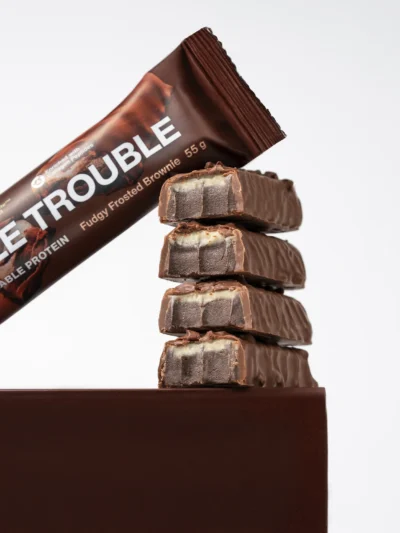 Vilgain Double Trouble Protein Bar Chocolate with Cream baltyminis šokolado ir kremo skonio batonėlis aktyviam gyvenimo būdui.
