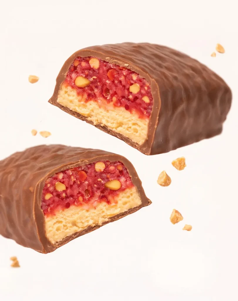 Double Trouble Protein Bar Peanut Butter Raspberry Jelly – Baltyminis batonėlis su žemės riešutų sviestu ir aviečių uogiene | Vilgain | 55 g - Moksliškai pagrįstas veiksmingumas Double Trouble Protein Bar Peanut Butter Raspberry Jelly – Baltyminis batonėlis su žemės riešutų sviestu ir aviečių uogiene | Vilgain | 55 g - produkto nuotrauka 1, FUNKCINIS MAISTAS ir Proteino Batonėliai ir Užkandžiai.