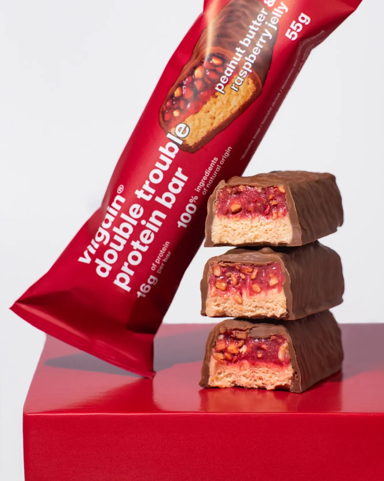 Vilgain Double Trouble Protein Bar Peanut Butter Raspberry Jelly 55g gardus užkandis kasdieniam energijos balansui.