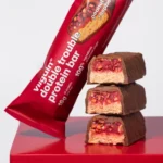 Double Trouble Protein Bar Peanut Butter Raspberry Jelly – Baltyminis batonėlis su žemės riešutų sviestu ir aviečių uogiene | Vilgain | 55 g