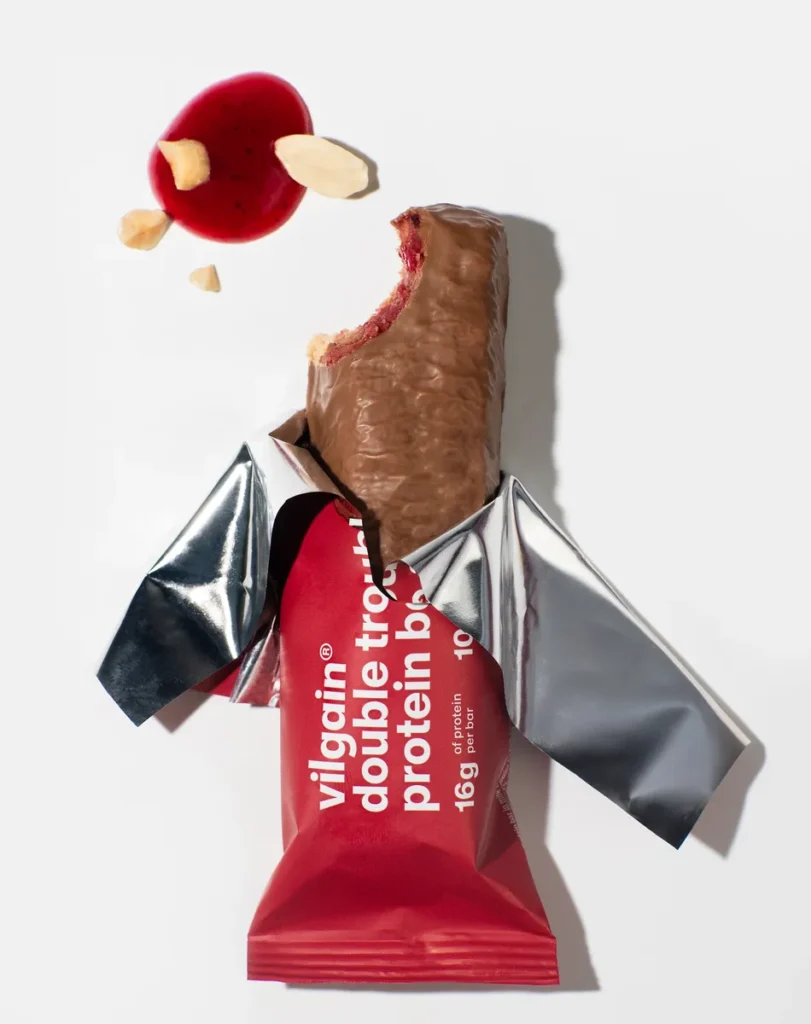 Double Trouble Protein Bar Peanut Butter Raspberry Jelly – Baltyminis batonėlis su žemės riešutų sviestu ir aviečių uogiene | Vilgain | 55 g - Moksliškai pagrįstas veiksmingumas Double Trouble Protein Bar Peanut Butter Raspberry Jelly – Baltyminis batonėlis su žemės riešutų sviestu ir aviečių uogiene | Vilgain | 55 g - produkto nuotrauka 2, FUNKCINIS MAISTAS ir Proteino Batonėliai ir Užkandžiai.