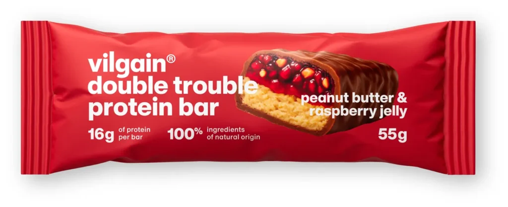 Double Trouble Protein Bar Peanut Butter Raspberry Jelly – Baltyminis batonėlis su žemės riešutų sviestu ir aviečių uogiene | Vilgain | 55 g - Moksliškai pagrįstas veiksmingumas Double Trouble Protein Bar Peanut Butter Raspberry Jelly – Baltyminis batonėlis su žemės riešutų sviestu ir aviečių uogiene | Vilgain | 55 g - produkto nuotrauka 3, FUNKCINIS MAISTAS ir Proteino Batonėliai ir Užkandžiai.