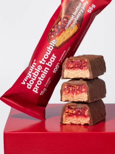 Vilgain Double Trouble Protein Bar Peanut Butter Raspberry Jelly 55g gardus užkandis kasdieniam energijos balansui.