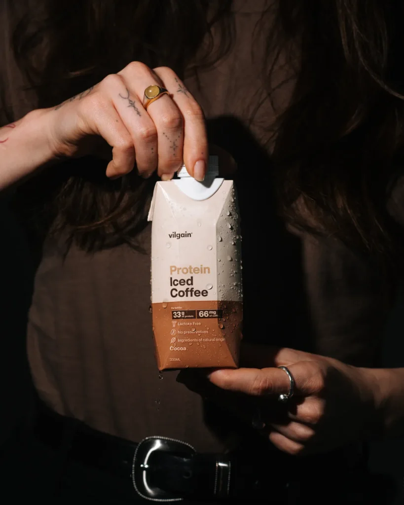 Protein Iced Coffee – Švelnus ir kreminis šaltos kavos baltyminis kokteilis | Vilgain | 330 ml | Klinikinio lygio ilgaamžiškumo protokolas, Visos Prekės ir Baltymai papildas.