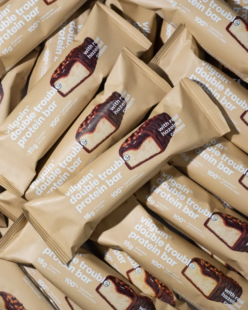 Double Trouble Protein Bar Hazelnut Cream – Dvisluoksnis traškus baltyminis batonėlis | Vilgain | 55 g - produkto nuotrauka 2, FUNKCINIS MAISTAS ir Proteino Batonėliai ir Užkandžiai.
